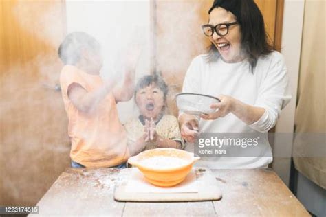 Surprised Japanese Mom Photos And Premium High Res Pictures Getty Images