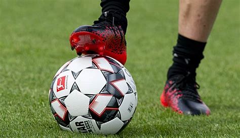Natürlich sind außerdem tabellen, news und spielpläne für die beiden bundesligen und die 3. Wer überträgt die Bundesliga-Saison 2018/19? Free-TV, Pay ...