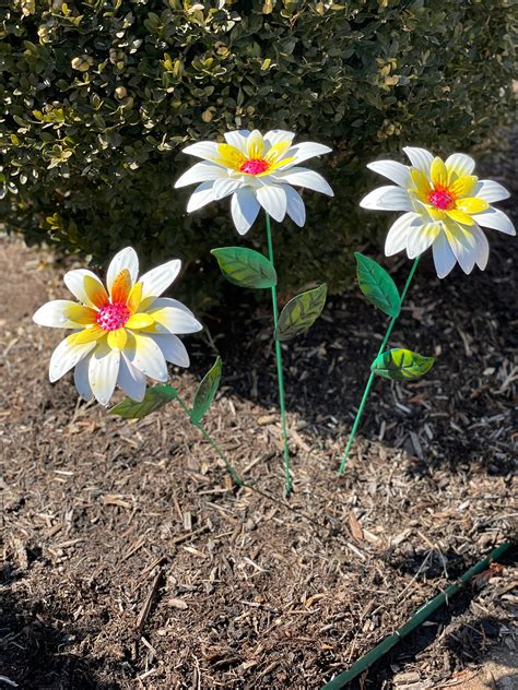 White Metal Flower Garden Stakesset Of Three Daylily Metal Flower