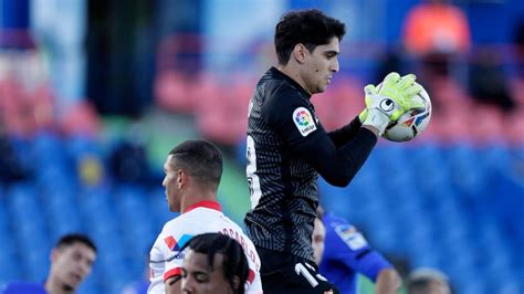 Sevilla fútbol club)‏ هو نادي كرة قدم من مدينة إشبيلية بإسبانيا يلعب حاليا في الدرجة الأولى الإسبانية. الثَّناء والإشادة يتقاطران على "المُنقذ" بونو بعد مساهمته ...