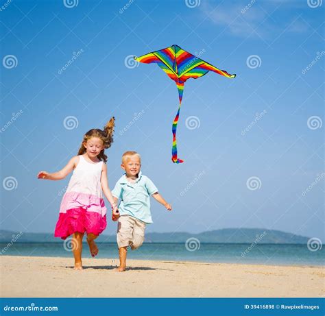 Enfants Courant Sur La Plage Photo stock Image du récréationnel sain