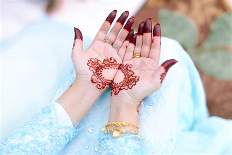 Inai atau henna dijadikan perhiasan di jari dengan tujuan untuk mencantikkan si pemakai. Lelaki Pakai Inai? Boleh Ke? Ini Penjelasannya! - Kashoorga