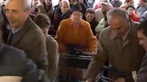 Bătaie pe tigăi la inaugurarea unui magazin în Ploieşti