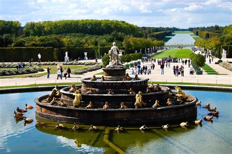 The second, known as the grande perspective, bisects the gardens like an axis of symmetry, passing leto's fountain and following the royal way as Versailles-Schloss Arbeitet Mit Brunnen U. Touristen In ...