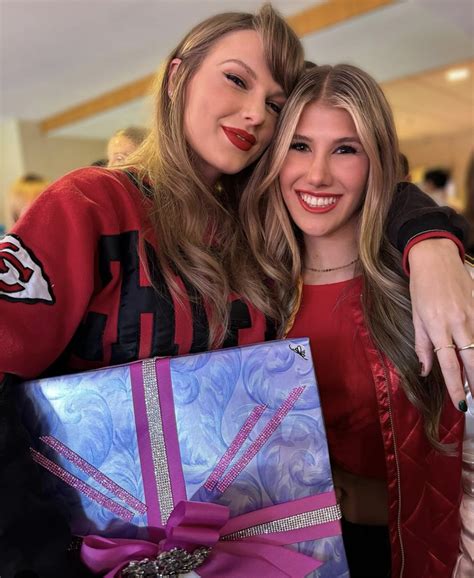 Taylor Swift hangs out with Ava Hunt, daughter of Chiefs owner