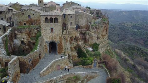 Visita l'antichissima civita di bagnoregio in un modo del tutto nuovo e divertente. Bellezze D'Italia: Civita di Bagnoregio 4k - YouTube