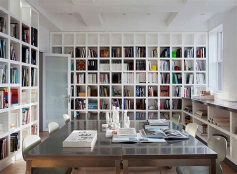 Mengawali daftar ide desain rak buku minimalis kali ini ada rak buku empat tingkat yang elegan dan simpel. Wujudkan Desain Ruang Baca yang Nyaman dengan Tips Berikut!