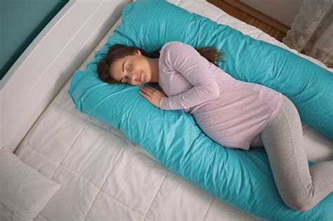 How To Sleep With Pregnancy Pillow A Reviewer Guide The Foolog
