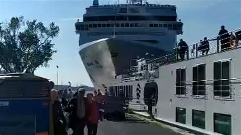 Cruise Ship Crashes Into Dock And Tourist Boat In Venice World News