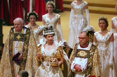 Kraliçe elizabeth'in taç giymesiyle sonuçlanacak olan dini tören, kraliçenin 8000 davetlinin beklediği westminster kilisesine gelmesiyle başladı. Blog Birleşik Krallık: Birleşik Krallık Kraliçesi Elizabeth-II