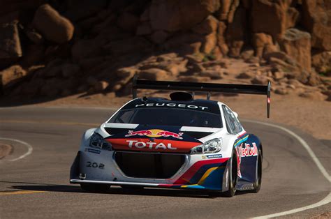 Romain dumas just completed the pikes peak international hill climb in a record 7:57.148 behind the wheel of the volkswagen i.d. Loeb tenté par un nouveau record à bord de la Peugeot 208 ...
