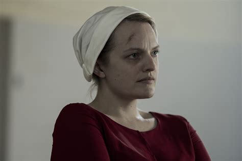 Handmaids Tale Elisabeth Moss Behind The Scenes Owns The Show