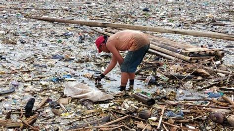 Lautan Sampah Di Waduk Jatigede Diduga Berasal Dari Daerah Ini Terbawa