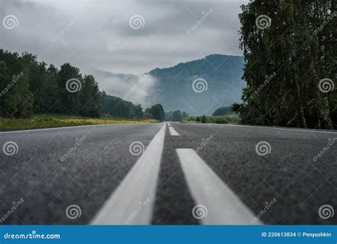 Montanhas Negras E A Estrada Que Lhes Conduz Foto De Stock Imagem De