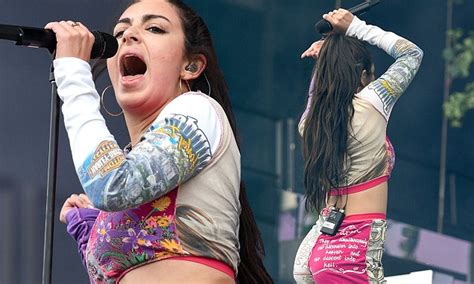 Charli Xcx Flaunts Toned Tummy At Lollapalooza Festival