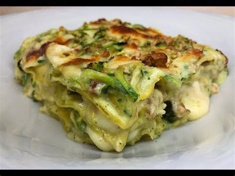 1 kg di zucchine 500 g di salsiccia 500 g di lasagna fresca 1 cipollotto 1 l di besciamella 300 g di provola 50 g di parmigiano grattugiato. LASAGNA CON ZUCCHINE PROVOLA E NOCI- CUCINANDOMELAGODO ...