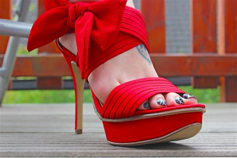 무료 이미지 구두 여자 다리 봄 빨간 색깔 인간의 몸 하이힐 운동화 신발류 주물 에로틱 한 절 여성