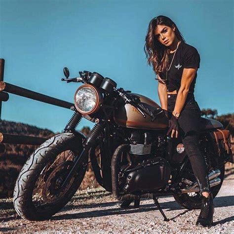 Pin By Sergo On Girls And Motorcycles Biker Photoshoot Cafe Racer