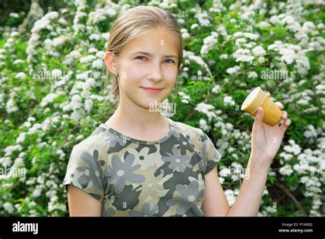 Eine Hübsche 13 Jährige Mädchen Mit Eis In Der Hand Lächelt In Die