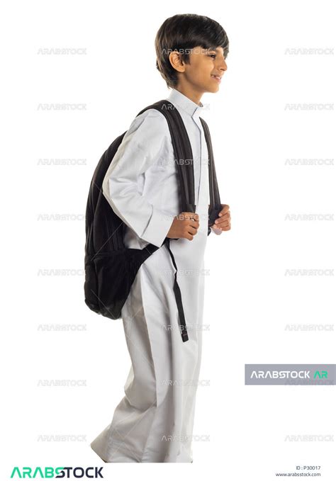 بورتريه لطفل عربي خليجي سعودي يرتدي الزي التقليدي و حقيبة ظهر مدرسية ، إيماءات و تعابير وجه و