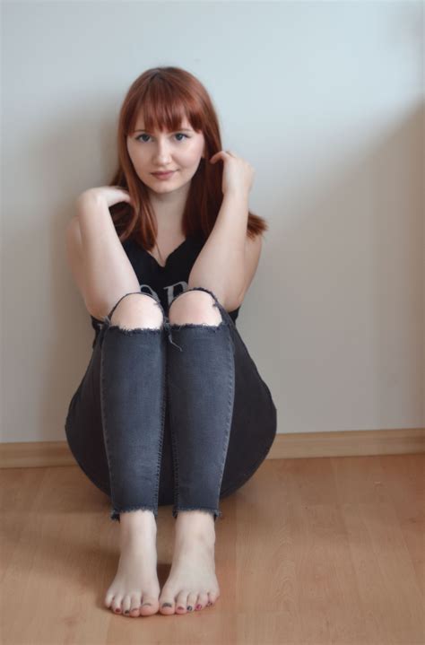 Slavic Barefoot Redhead Jeans Barefoot Smile Gorgeous Feet Sexy