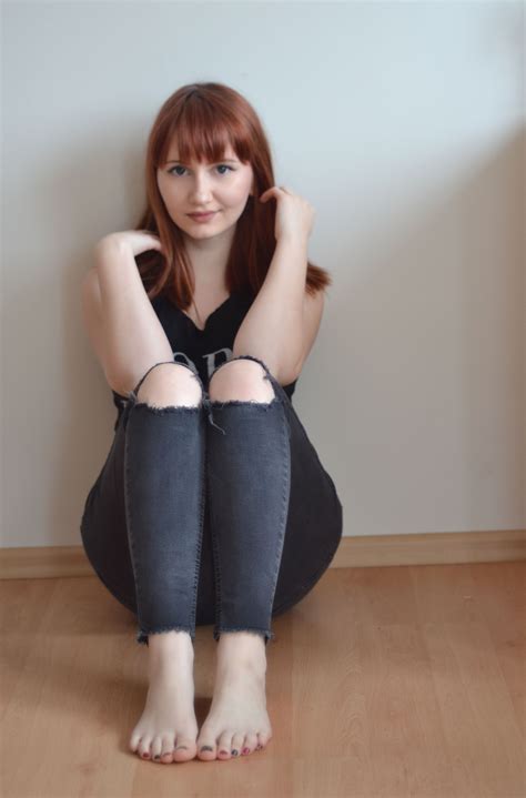 Slavic Barefoot Redhead Jeans Barefoot Smile Gorgeous Feet Sexy Feet Barefoot Girls