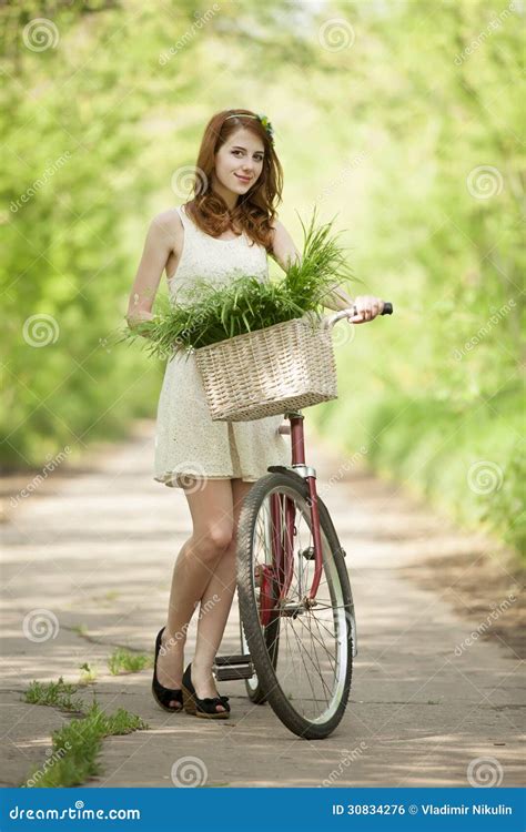 Dziewczyna Z Rowerem W Wsi Zdjęcie Stock Obraz Złożonej Z Elegancki