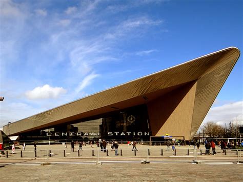 Nearly 110,000 travellers pass through central station every day to catch a bus, tram, metro or train. Rotterdam Centraal Station - Nieuwbouw Architectuur Rotterdam