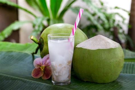 Air kelapa tidak berhubungan dengan penyebab darah haid deras. Manfaat Minum Air Kelapa Muda Setiap Hari: Sehat dan Alami ...