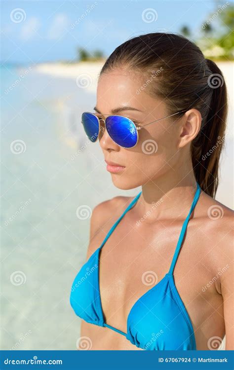 De Aziatische Vrouw Van Het Zonnebrilstrand Met Sexy Blauwe Bikini My