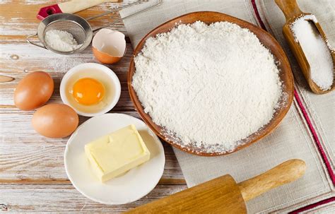 Siapkan plastik untuk membuat cetakan kue semprit. Tips & Cara Memilih Bahan Baku Kue Berkualitas