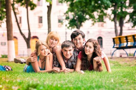 Gruppo Di Studenti Adolescenti Sorridenti Felici Fuori Immagine Stock Immagine Di Uomini