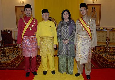Masyarakat negeri sembilan telah bermuafakat untuk meminta bantuan menghantar seorang anak raja bagi memerangi daeng kemboja. Duli Mahkota : April 2012