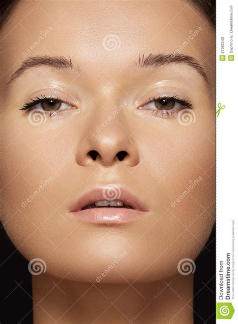 Nahaufnahmeschönheit Vorbildliches Gesicht Mit Tan U Sauberer Haut