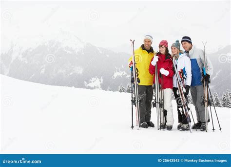 Groupe De Couples âgés Moyens Des Vacances De Ski Image Stock Image