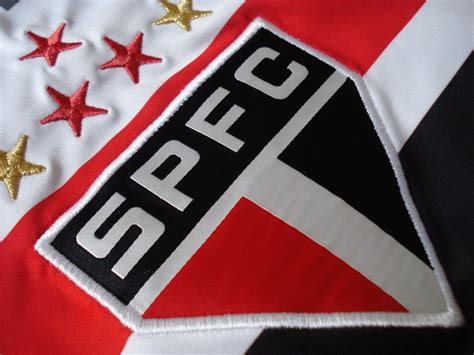 Arboleda é desfalque no clássico mas deve voltar contra o vasco após exame. Jornal inglês elege escudo do São Paulo como mais bonito ...