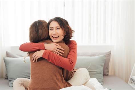 Heureux Couple De Lesbiennes Asiatiques Du Même Sexe Dans La Chambre Photo Premium