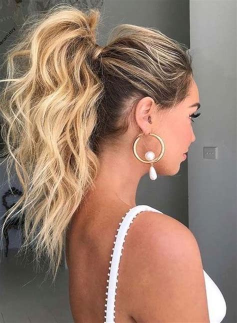 30 Eye Catching Curly Ponytail Hairstyles You Should Try Azzfeed