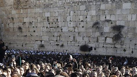 holocaust survivor 104 has emotional birthday celebration at the western wall with 400