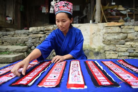 locally-well-known-miao-embroidery-master-in-guizhou-village
