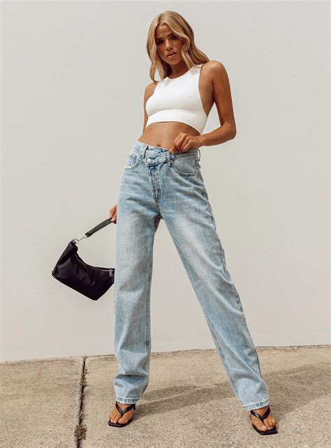 What Kind Of Tops To Wear With Wide Leg Jeans