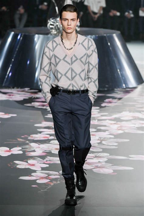 Dior Men Pre Fall 2019 Collection Vogue Live Fashion Men S Fashion Runway Fashion Fashion