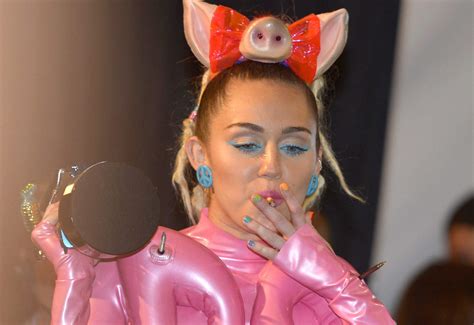 Miley Cyrus confiesa que su mamá la hizo volver a fumar marihuana El