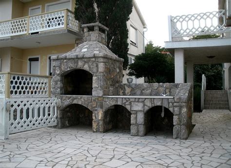 U dvorištu same vile dadić nalazi se veliki kameni roštilj, i prostor za druženje, stol i stolice, klupe za 8 osoba( idealno za zajedničko druženje , pijenje kave, hladnog domaćeg gemišta, ili igru za djecu). Kameni roštilji