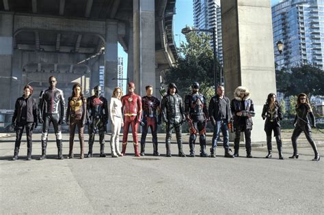 arrowverse crisis on earth x the flash supergirl legends of tomorrow arrow crossover