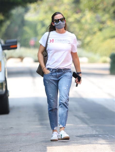 Jennifer Garners Mom Jeans And Designer Sneakers Look So Effortless