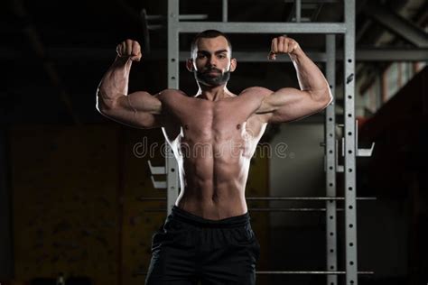 Culturista Que Dobla A Front Double Biceps Pose Imagen De Archivo