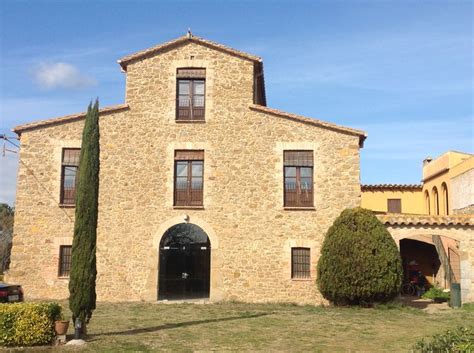 Al costat de figueres, molt aprop de la platja, el mar mediterrani i de girona. Casa rural El Mas Nualart en Verges. Comarca del Baix ...