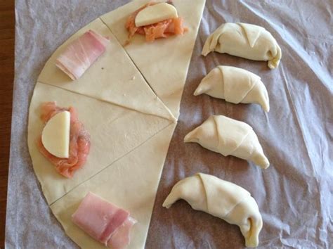I cornetti di pasta sfoglia sono deliziosi pasticcini di sfoglia farciti con confettura di amarene e cosparsi di zucchero a velo. Cornetti di pasta sfoglia salati per feste e aperitivi ...