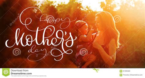 El día del niño es una celebración que tiene más de cuarenta años. Madre Joven Feliz Con Día De Madres Feliz De La Hija Y Del ...